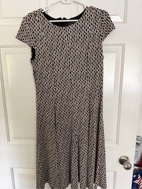 Jessica Howard Black and Cream Geometric Cap-Sleeve Midi Dress